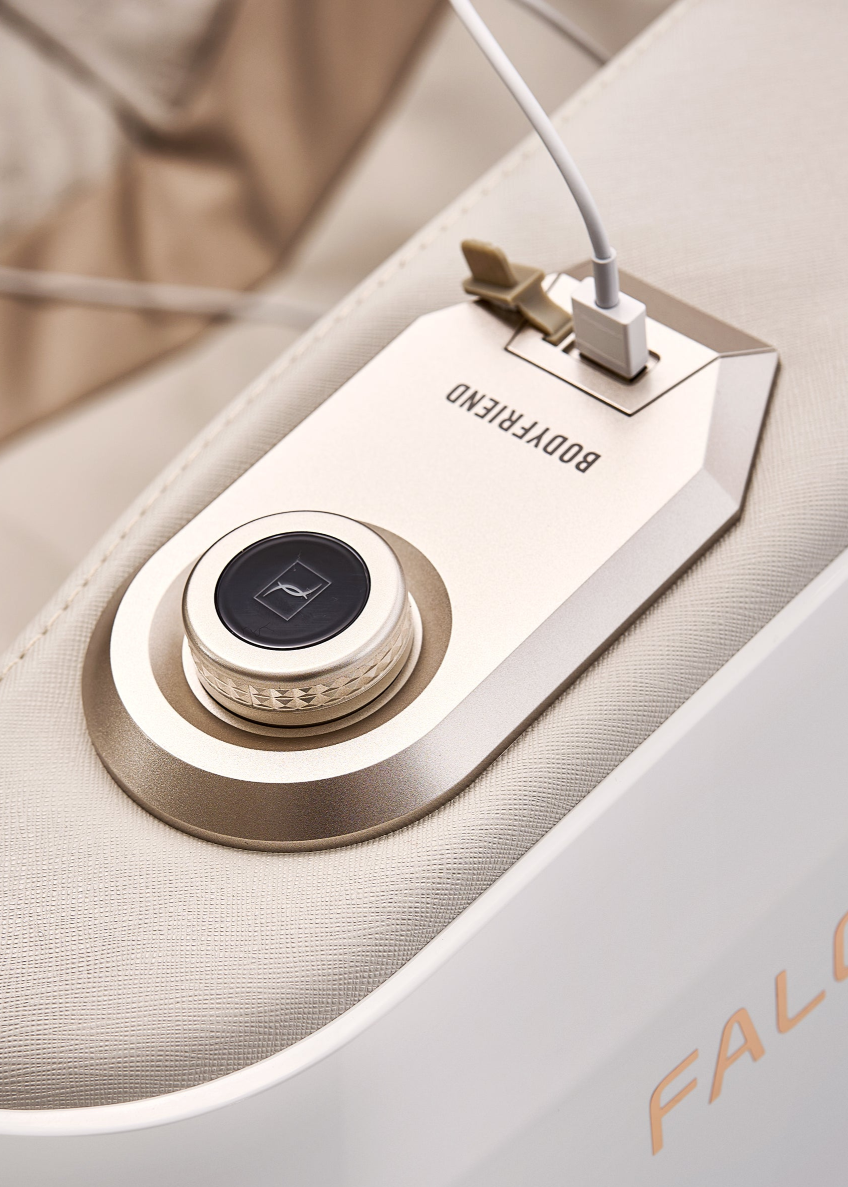Quick Dial Control & USB Charger Easily launch 8 preset Auto Modes, Stop, or Recline with just a touch of a button. Keep your devices close and relax even more with the USB charger conveniently located at the top of your remote.