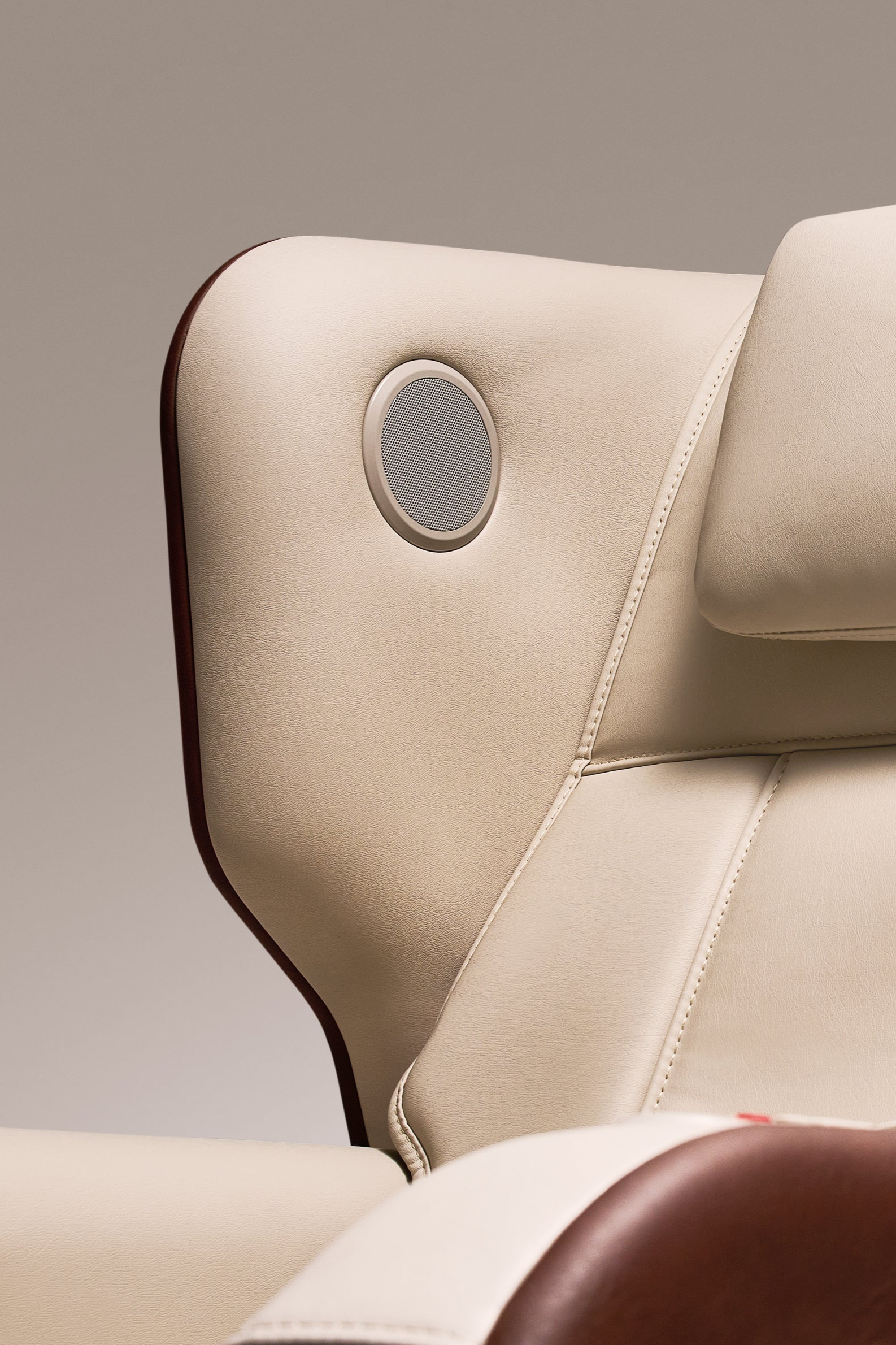 01. Bluetooth Speakers
Enjoy your favorite music, podcast, TV show, or meditation during your daily massage. Easy to connect, password protected. Falcon massage chairs offer deep tissue therapy, ergonomic design, and heat therapy for full-body relaxation and muscle recovery. Perfect for home use, these therapeutic chairs deliver unparalleled stress relief and comfort.