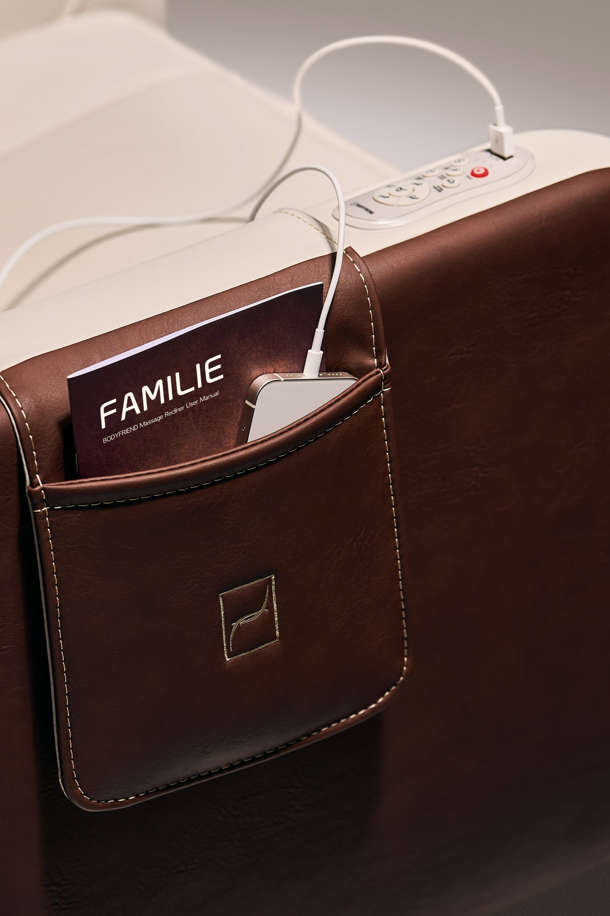 02. USB Charger
Keep devices by your side and powered up. Relax even more knowing they’re close.Familie massage chairs offer deep tissue therapy, ergonomic design, and heat therapy for full-body relaxation and muscle recovery. Perfect for home use, these therapeutic chairs deliver unparalleled stress relief and comfort.