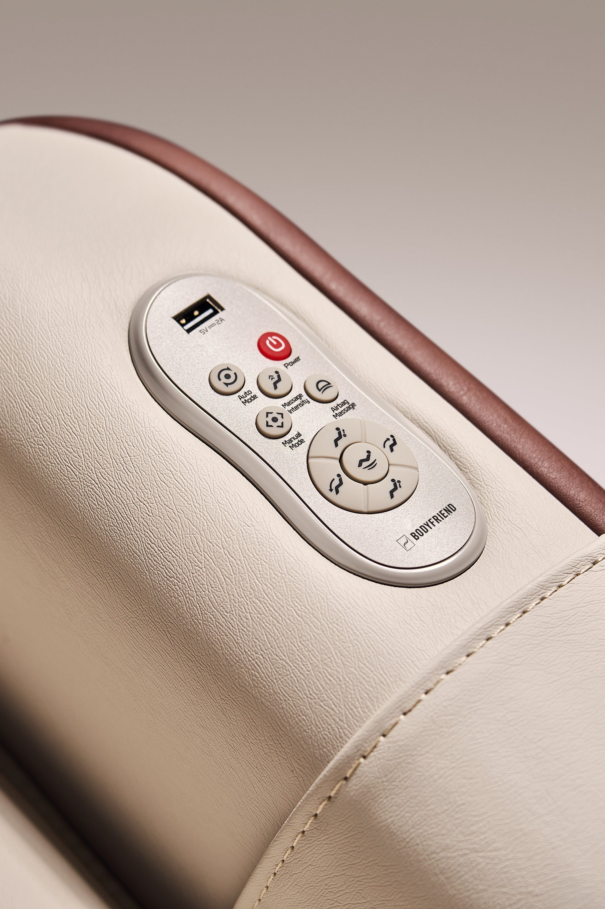 03. Built-In Remote
The Built-in Remote is easy to use, hard to lose and most of all, intuitive. It comes with a clear user manual and our reliable customer service. Control everything in comfort.Familie massage chairs offer deep tissue therapy, ergonomic design, and heat therapy for full-body relaxation and muscle recovery. Perfect for home use, these therapeutic chairs deliver unparalleled stress relief and comfort.