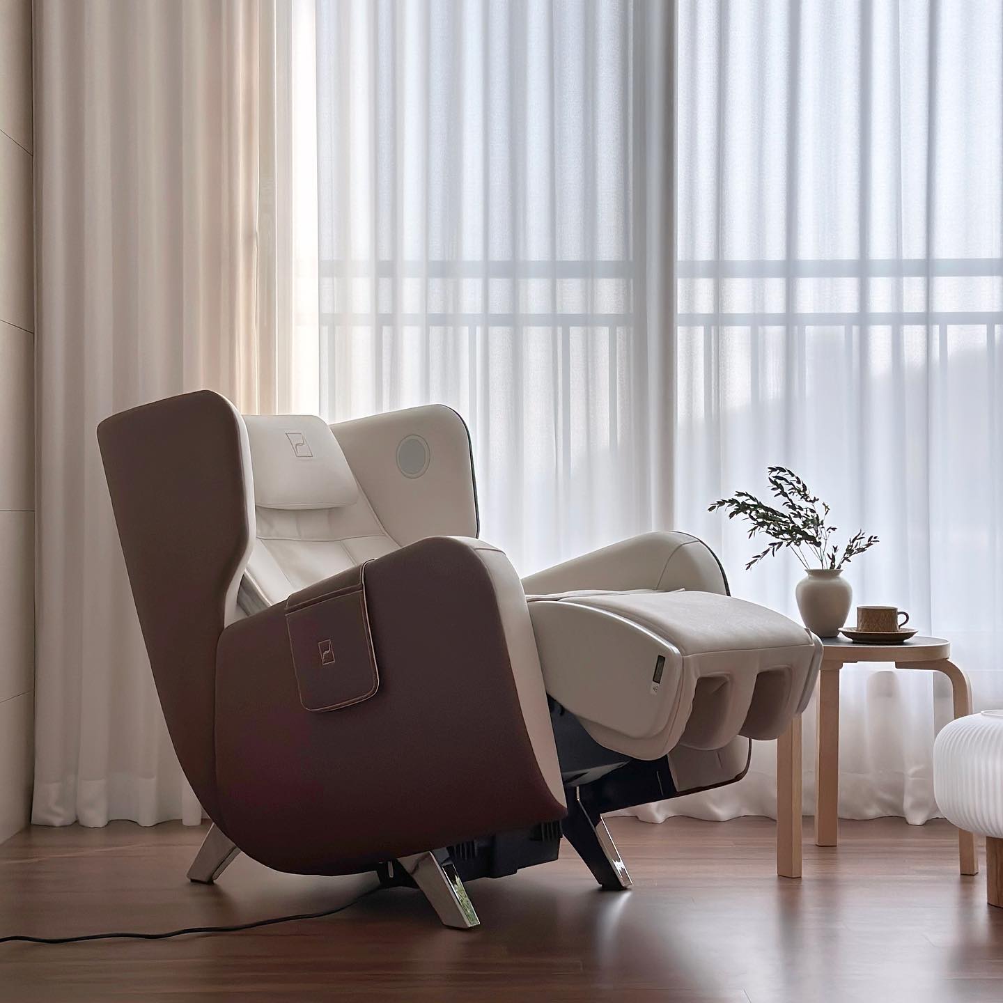 Your Body. Your Room.
Here’s what the Bodyfriend fam has to say. Isabelle.M I've been using the Familie massage recliner for a few months now, and it has completely transformed my relaxation routine. The 3D massage with calf airbags is incredibly effective at relieving my muscle tension, especially after a long day. The zero gravity recline feature is a game-changer, making me feel weightless and deeply relaxed. Falcon massage chairs offer deep tissue therapy, ergonomic design, and heat therapy