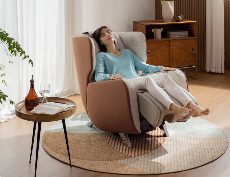 Comfy Recliner
Rotate the footrest to reveal the recliner footrest. Once in place, press the button on your controller and recline back to your favorite position. Familie massage chairs offer deep tissue therapy, ergonomic design, and heat therapy for full-body relaxation and muscle recovery. Perfect for home use, these therapeutic chairs deliver unparalleled stress relief and comfort.